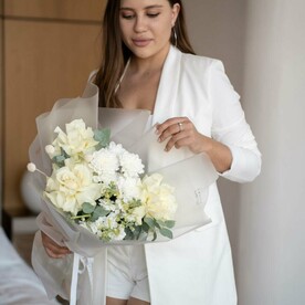 Белые кружевные розы и маттиолы