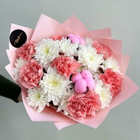 Букет из живых цветов хризантем и гвоздик