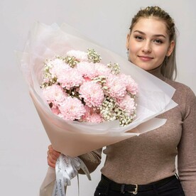 Букет из розовых хризантем и веточек белых гипсофил