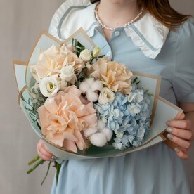 Нежный букет с гортензией и французскими розами "Морской прилив"