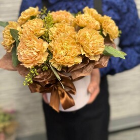 Диантусы в шляпной коробке