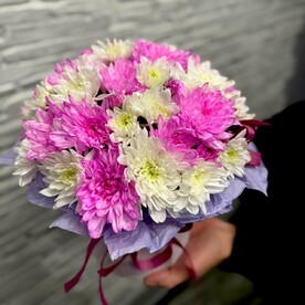 Кустовая хризантема в шляпной коробке