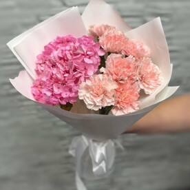 Букет с розовой Гортензией