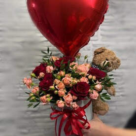 Композиция розы с игрушкой медведь