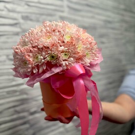 Композиция в шляпной коробке из нежной Хризантемы