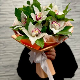 Букет из 7 белых Орхидей