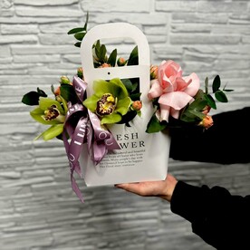 Композиция из цветов в сумочке