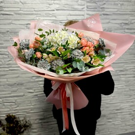 Букет из Гортензии и Гвоздик