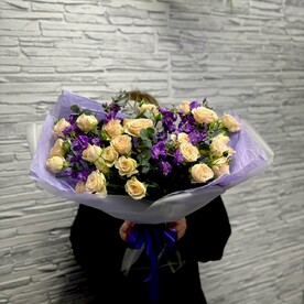 Букет из Кустовых роз и Маттиол