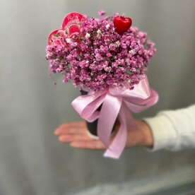 Композиция в стаканчике с открыткой и сердечком