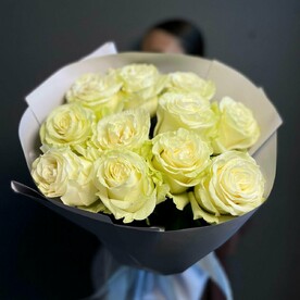 Монобукет из 11 белоснежных роз сорта Мондиаль