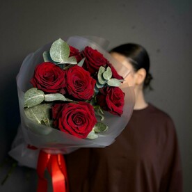 Монобукет из бордовых роз сорта Эквадор (7)