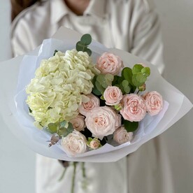 Букет из белой гортензии с кустовыми розами и эвкалиптом