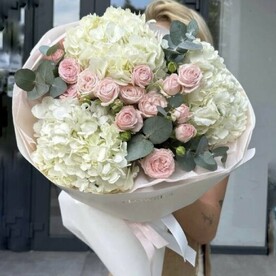 Белые гортензии и кустовая роза «Элеганс»