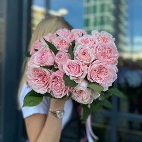 Букет из 15 розовых пионовидных роз в подарочной упаковке