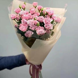 Розовые кустовые розы