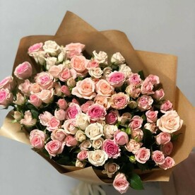 Кустовая роза в крафте 25шт