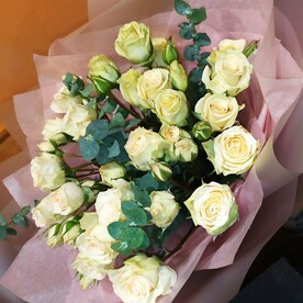 Кустовые розы с эвкалиптом