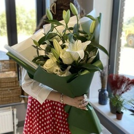 Лилия и розы