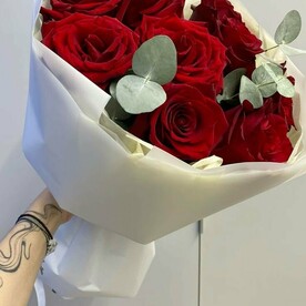 9 роз с зеленью