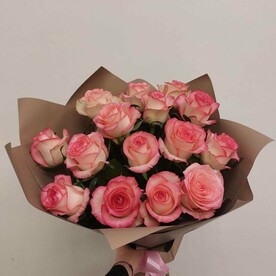 15 бело-розовых роз в упаковке