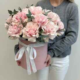 Французские розы в круглой коробке