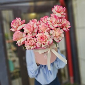 Французские розы в шляпной коробке