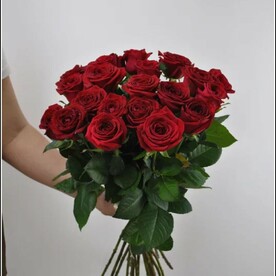 Букет из 19 красных роз