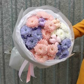 Букет из разноцветной кустовой хризантемы и хлопка (5 шт)