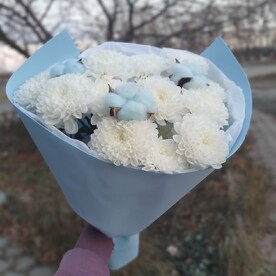 Букет из кустовой хризантемы с голубым хлопком (3 шт)