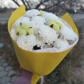 Букет из кустовой хризантемы с лимонным хлопком (3 шт)