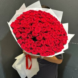 Букет из 101 красной розы 80 см в оформлении