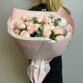 Букет из 9 кустовых-пионовидных роз с эвкалиптом
