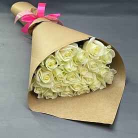 Букет из 19 белых роз 60 см