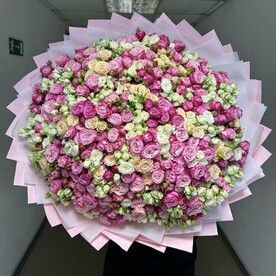 Большой букет из кустовой розы 101 шт в оформлении