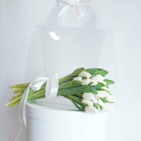 19 белых тюльпанов в сумочке