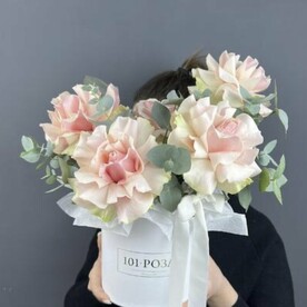 Коробка с нежными французскими розами