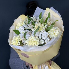 Сливочный с альстромерией и диантусами