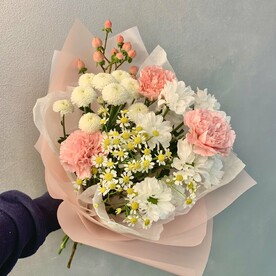 Букет с ромашкой и гиперикумом