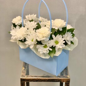 Композиция белая с ромашками и диантусами