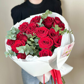 Букет бордовых роз с эвкалиптом