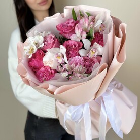 Сборный букет с пионовидной розой