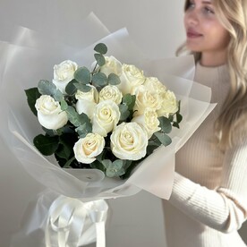 Букет белых роз с эвкалиптом