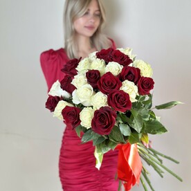 Букет из красных и белых роз