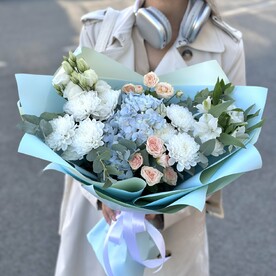 Сборный букет с голубой гортензией