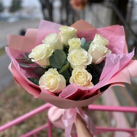 Букет 9 белых роз с эвкалиптом