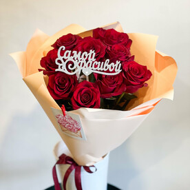 Букет красных роз в оформлении с топпером