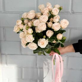 Букет из 7 кремовых кустовых роз