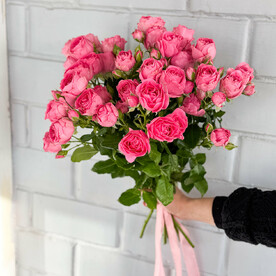Букет из 7 ярко розовых кустовых роз