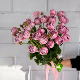 Букет из 7 нежно фиолетовых кустовых роз